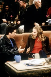 Ross (David Schwimmer, l.) verstößt gegen ein eisernes Gebot und lässt sich auf eine Affäre mit seiner Studentin Elizabeth (Alexandra Holden, r.) ein.