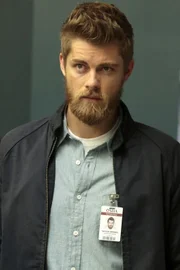 Will einen wertvollen Mikrochip stehlen: Roman (Luke Mitchell) ...