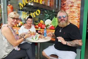 Während des Experiments geht es für Marietta, Mutter Uschi und Remo (v.l.) auch mal zum Imbiss um die Ecke.