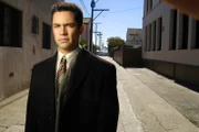 (1. Staffel) - Der aus Puerto Rico stammende Valens (Danny Pino) wird Lilly Rushs neuer Partner, nachdem Chris Lassing die Abteilung verlässt.