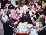 Die Bewohner von Walnut Grove gratulieren Nellie Oleson (Alison Arngrim, M.) zum Geburtstag.