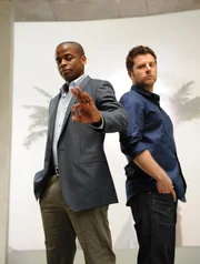 6. Staffel: Gus (Dulé Hill, l.) und Shawn (James Roday)