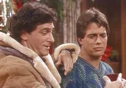 Tony (Tony Danza, r.) verkauft Dr. Ferguson (Jim Jansen, l.) die Baseball-Karten, denn er braucht dringend Geld für ein Weihnachtsgeschenk für Angela.