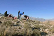 In der Inka-Anlage Moray bereitet Virgilio Martínez mit Bauern das traditionelle Gericht Huatia im Erdofen zu.