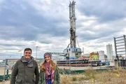 Die "Xenius"-Moderatoren Caro und Gunnar vor dem Geothermie-Kraftwerk in München Freiham
