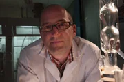 Moderator Prof. Mark Miodownik stellt Bakelit her - einer der ersten Kunststoffe, die geschaffen wurden.