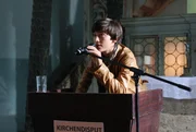 Olli (Constantin Hühn) hält eine Rede in der Kirche.