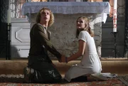 Markus (Daniel Rösner) und Jenny (Nina Heinke) knien vor dem Altar der Kirche.