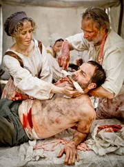 Beat Marti als Peter Hagendorf, Katja Weilandt als Frau Hagendorf und Dr. Heinrich Löhr als Feldarzt in Haynsburg.