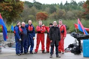 Jason Bradbury (vorne) mit den beiden Teams, die im Duell um den besten und ausgefallensten Fahrzeugbau gegeneinander antreten.