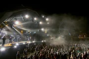 Auf insgesamt sechs Bühnen treffen Pioniere des Metal auf Vertreter der jungen Punk- und Metalgeneration. Das Hellfest lebt aber auch von seiner besonderen Stimmung, spektakulärer Lichttechnik und detailreichen Bühnenbildern.