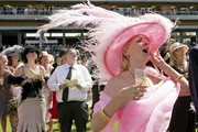 Schicke Kleider und tolle Hüte: Für viele englische Damen ist der „Ladies Day“ beim Pferderennen das gesellschaftliche Highlight des Jahres. (hier eine Aufnahme vom 22. Juni 2006 in Ascot)