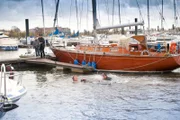 Tarik (Serhat Cokgezen, r.) und Achim Weigand (Oliver Breite, M.) beim Rettungseinsatz im Yachthafen. Claudia (Janette Rauch, 2.v.l.) und Micki Weigand (Melvin und Cedric Madsen, l.) schauen zu.