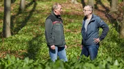 Förster Andreas Bathe (l) mit Autor Thomas Förster.
