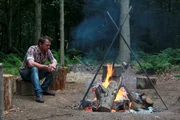 Jimmy Doherty am Lagerfeuer.