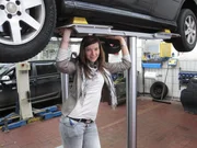 Jasmin Knott arbeitet in einem Autohaus in Waldsassen als Serviceassistentin.