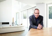 Kevin McCloud im Haus Maschinenhaus in Cornwall