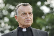 Pater Westley (Ray Wise) hat seine eigene Theorie über das Mädchen Agatha, die sich an seiner Schule das Leben genommen hat.