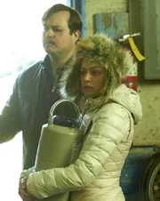 Helena gibt sich als Alison (Tatiana Maslany, r.) aus, um ihre gefrorenen Eier zurückzubekommen. Im Bild mit Donnie (Kristian Bruun, l.).