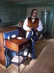 Der Schneider Jacob Davis (Grant Kirkwood) in seinem Laden.