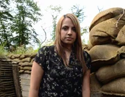 Geschichtsforscherin Alexandra Churchill vor einem ausgebauten Schützengraben in Belgien. Aufnahme vom Juni/August 2012