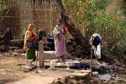 Frauen an der Quelle in Kongthong