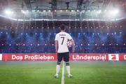In "Das ProSieben Länderspiel" dreht sich alles um den Fußball - jedoch geht es nicht um Tore ...