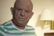 Marcus (Warren Brown), der eine Gangstermaske trägt.
