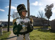 Andrew fühlt sich toll in der Drum Major-Uniform seiner Band.