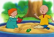 Caillou (re.) muss seiner Mami versprechen, dass er seine kleine Schwester Rosie auch in der Sandkiste spielen lässt.