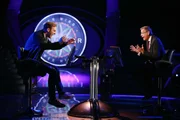 Die einstündigen Doku zeigt die verrücktesten Szenen, die größten Gewinner und die peinlichsten Verlierer. U.a. mit dabei: Kandidat und Millionengewinner Leon Windscheid (l.) und natürlich Moderator Günther Jauch.