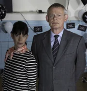 (7. Staffel) - Ihre Ehe steckt in einer großen Krise. Deshalb beschließen Doc Martin (Martin Clunes, r.) und Louisa (Caroline Catz, l.), eine Ehetherapie zu machen.