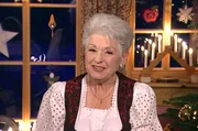 In der gemütlichen Hutzenstube im Lebenswerkstatthof in Mildenau bei Annaberg Buchholz begrüßt Marianne Martin wieder Gäste, denen das Erzgebirge und seine weihnachtlichen Traditionen sehr am Herzen liegen.