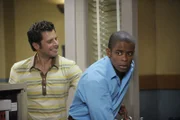 Gus (Dulé Hill, re.) und Shawn (James Roday) wollen Lassiter's Unschuld beweisen und machen dabei schon bald eine ungeheuerliche Entdeckung...