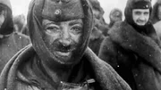 Bildunterschrift:
1942, die deutschen Truppen werden im Osten in den Kampf gegen die Rote Armee entsandt. Dabei waren Soldaten nicht gegen die sibirische Kälte gewappnet.