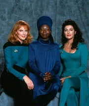 Syfy/ TM & (C) 2011 CBS Studios Inc.,Gallery, Raumschiff Enterprise Das nachste Jahrhundert Gates McFadden (Dr. Beverly Crusher), Whoopi Goldberg (Guinan), Marina Sirtis (Counselor Deana Troi) (C)Syfy/ TM & (C) 2011 CBS Studios Inc.