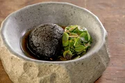 <p>Essbare Pflanzen aus der Region bilden den Mittelpunkt der Küche des experimentierfreudigen Gastronomen Rodolfo Guzmán.</p>