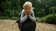 Die 7-jährige Hanna ist ein Sesamstraßen-Talent: sie liebt Ponys und turnt gern. Deswegen ist Voltigieren für sie das perfekte Hobby: Beim Voltigieren macht man nämlich Turnübungen auf einem Pferd.
