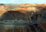 Sprengung im Superpit von Kalgoorlie: Bald fünfhundert Meter tief ist die Monstergrube. An 365 Tagen wird hier nach Gold geschürft. Jeden Tag 24 Stunden.