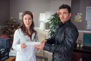 Erin Karpluk (Dr. Wedgewood), Allan Hawco (Jake Doyle).