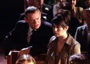 Wird nicht nur von Louisa Glasson (Caroline Catz, r.) geschnitten: Doc Martin (Martin Clunes, l.) ...