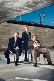 v.l.: Die Polizisten LMJ (Rolf Lassgård), Eriksson (Helena af Sandeberg) und Bäckström (Claes Malmberg)