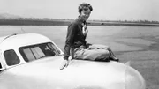 Amelia Earhart sitzt auf einem Flugzeug