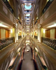 Das fünf Sterne Deluxe-Hotel Emirates Palace in Abu Dhabi kann bis zu ca 1.000 Gäste aufnehmen.