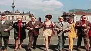 Mit Charme und Witz zieht Kult-Reporter Heinz Florian Oertel 1969 durch Ost-Berlin. Auf seiner musikalischen Reise trifft er Agnes Kraus, Gerd E. Schäfer, Rolf Herricht und natürlich den Berliner Bär. - Das Ensemble auf musikalischer Reise durch Berlin.