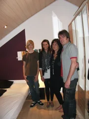 Malte (l.), Jannika (2.v.l.) und Jutta (2.v.r.) setzen auf die Hilfe von Wohnprofi Mick Wewers (r.).