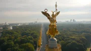 Die schönsten Aussichtspunkte Berlins. Ein Stadtspaziergang vom Müggelturm in Köpenick zum Juliusturm in Spandau, vom Fernsehturm in Mitte zum Fliegeberg in Lichterfelde. Doch welcher Blick auf die Stadt ist der beste? - Siegessäule.