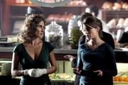 Stella (Melina Kanakaredes, l.) und Jessica Angell (Emmanuelle Vaugier) untersuchen einen Fall, bei dem ein nackter Mann ins Polizeipräsidium taumelt und sich selbst bezichtigt, einen Mord begangen zu haben.