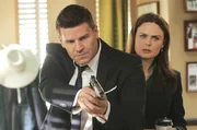 Booth (David Boreanaz) zieht seine Waffe und stellt sich schützend vor Brennan (Emily Deschanel), als im Diner plötzlich Brennans neuer Kollege auftaucht, blutend und verdreckt...