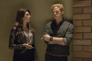 Adrienne (Amy Pietz, l.); Jimmy (Chris Geere, r.)